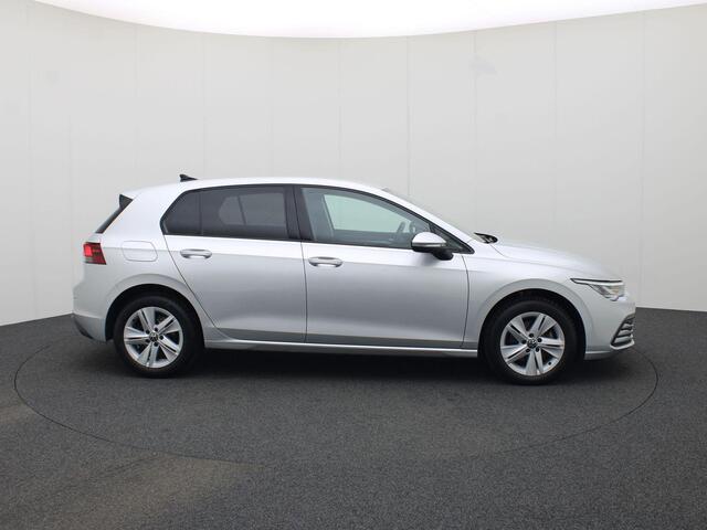 Volkswagen GOLF 1.5eTSI/130PK Life DSG · Camera + Parkeersensoren · Lane assist · Stoel- & stuurverwarming Garantie tot juli 2028 of 100000km