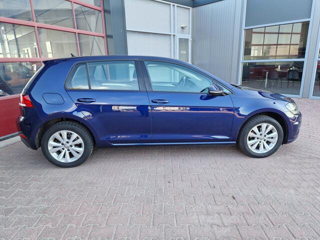 Volkswagen GOLF 1.0 TSI Trendline 12 MND BOVAG GAR | NAVI | ECC | LMV 16" | PDC V+A | APPLE CARPLAY