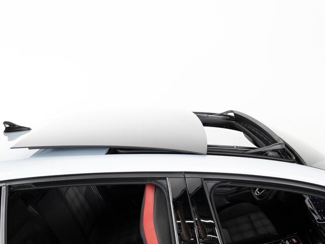 Volkswagen GOLF GTI 2.0 TSI 265 PK DSG | LED | Panoramadak | Black Style | Achteruitrijcamera |