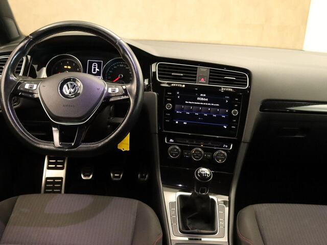 Volkswagen GOLF 1.4 TSI Comfortline - VASTE TREKHAAK (1.400 KG GEREMD TREKGEWICHT) - NAVIGATIE - PARKEERSENSOREN VOOR EN ACHTER - APPLE CARPLAY/ ANDROID AUTO - 19 INCH LICHT METALEN VELGEN - ACHTERUITRIJ CAMERA - CRUISE CONTROL