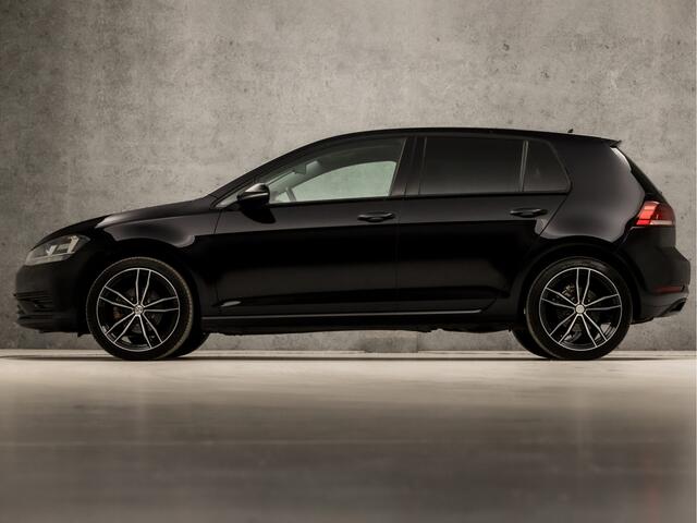 Volkswagen GOLF 1.0 TSI Sportline Automaat (APPLE CARPLAY, CLIMATE, STOELVERWARMING, SPORTSTOELEN, LM VELGEN, GETINT GLAS, CRUISE, NIEUWSTAAT)