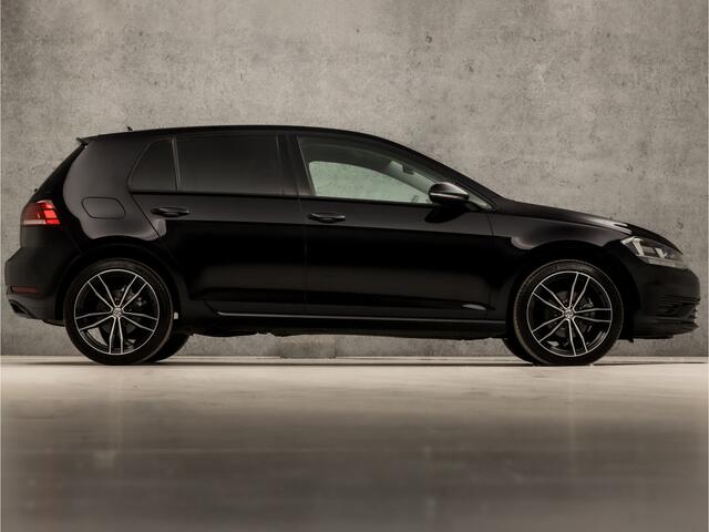 Volkswagen GOLF 1.0 TSI Sportline Automaat (APPLE CARPLAY, CLIMATE, STOELVERWARMING, SPORTSTOELEN, LM VELGEN, GETINT GLAS, CRUISE, NIEUWSTAAT)