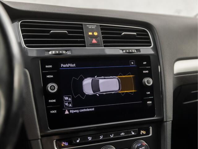 Volkswagen GOLF 1.0 TSI Sportline Automaat (APPLE CARPLAY, CLIMATE, STOELVERWARMING, SPORTSTOELEN, LM VELGEN, GETINT GLAS, CRUISE, NIEUWSTAAT)