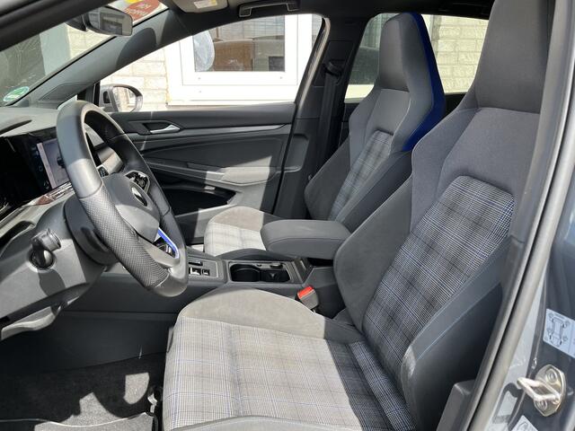 Volkswagen GOLF 1.4 eHybrid GTE / AUTOMAAT/ PANO/ 245 PK/ PARK. SENSOREN/ IQ. LIGHT/ DODE HOEK/ KEYLESS/ STOEL-STUURVERWARM./ ADAPT. CRUISE/ APP-CONNECT/ NAVI/ CLIMA/ DAB/ 18" LMV