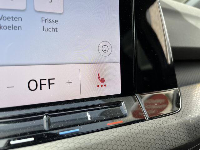 Volkswagen GOLF 1.4 eHybrid GTE / AUTOMAAT/ PANO/ 245 PK/ PARK. SENSOREN/ IQ. LIGHT/ DODE HOEK/ KEYLESS/ STOEL-STUURVERWARM./ ADAPT. CRUISE/ APP-CONNECT/ NAVI/ CLIMA/ DAB/ 18" LMV