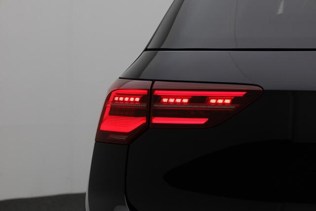 Volkswagen GOLF GTD 2.0 TDI 147 kW / 200 pk DSG | Black Style | Pano | Standkachel | 19 inch | IQ Light | Keyless | Navi Discover Pro | Leer | Keyless | Camera