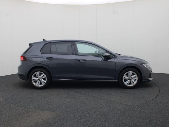 Volkswagen GOLF 1.5eTSI/116PK Life DSG · Navigatie · Parkeersensoren · Stoel-& stuurverwarming · Garantie tot juli 2025