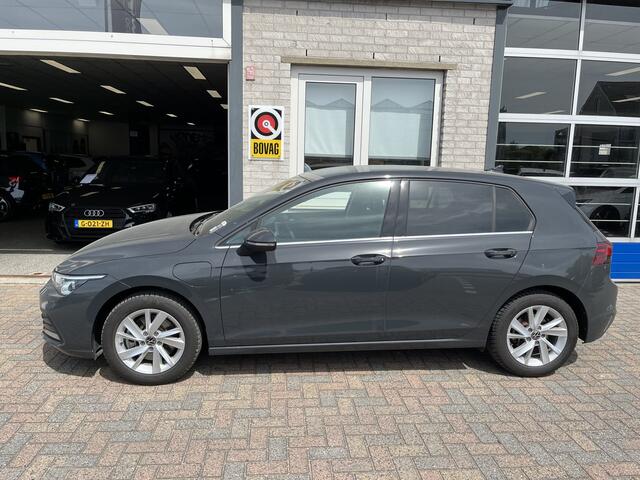 Volkswagen GOLF 1.4 eHybrid Style / AUTOMAAT/ TREKHAAK/ ADAPT. CRUISE/ ELEKTR. STOEL/ STOEL-STUUR VERWARM./ PARK. SENSOREN + CAMERA/ APP-CONNECT/ NAVI/ RIJ-MODI/ MATRIX/ 16" LMV/ CLIMA