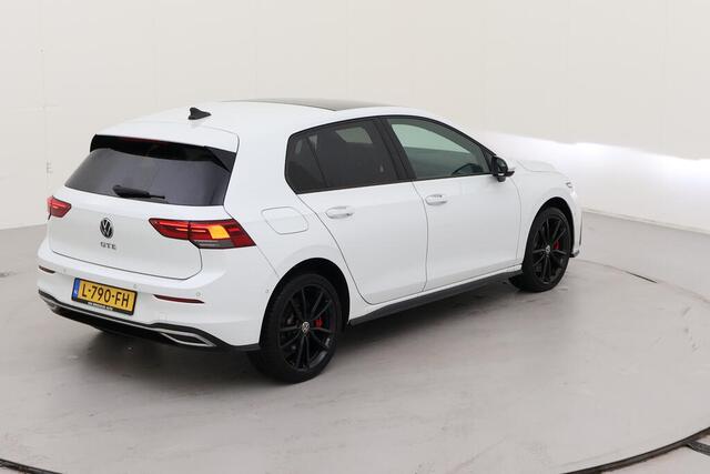 Volkswagen GOLF 1.4 eHybrid GTE / AUTOMAAT/ 245 PK/ PANO/ CAMERA/ PARK. SENSOREN/ DODE HOEK/ STOEL-STUURVERWARM/ ADAPT. CRUISE/ IQ. LIGHT/ APP-CONNECT/ NAVI/ CLIMA/ 18" LMV