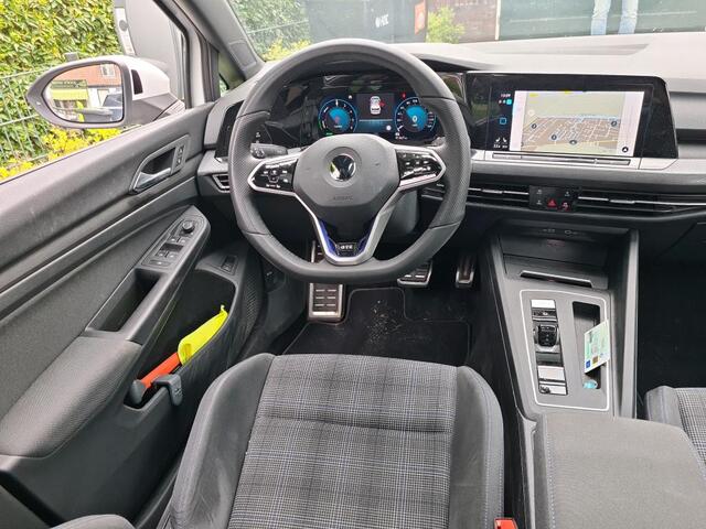Volkswagen GOLF 1.4 eHybrid GTE / AUTOMAAT/ 245 PK/ PANO/ CAMERA/ PARK. SENSOREN/ DODE HOEK/ STOEL-STUURVERWARM/ ADAPT. CRUISE/ IQ. LIGHT/ APP-CONNECT/ NAVI/ CLIMA/ 18" LMV