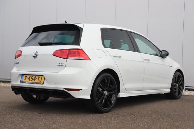 Volkswagen GOLF 1.2 TSI Connected Series R-Line 18 inch Zwarte Velgen Navigatie Carplay Android Clima Cruise Bluetooth Parkeersensor Stoelverwarming
