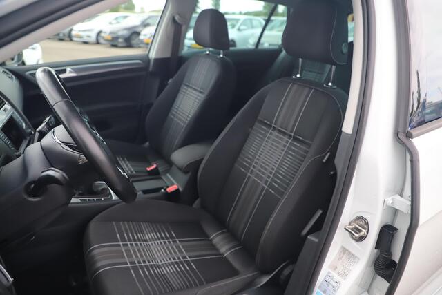 Volkswagen GOLF 1.2 TSI Connected Series R-Line 18 inch Zwarte Velgen Navigatie Carplay Android Clima Cruise Bluetooth Parkeersensor Stoelverwarming