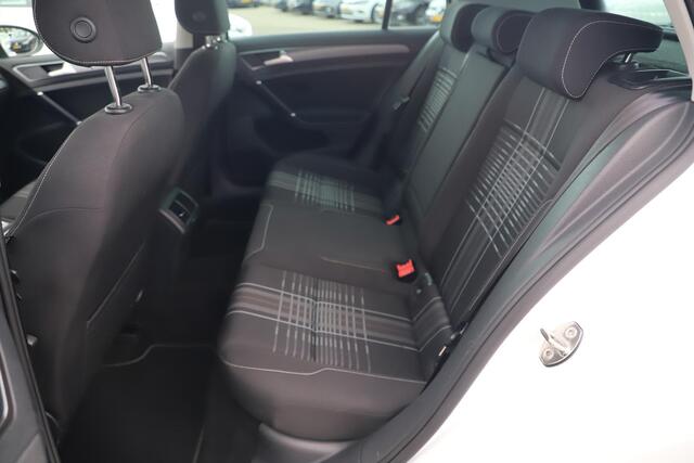 Volkswagen GOLF 1.2 TSI Connected Series R-Line 18 inch Zwarte Velgen Navigatie Carplay Android Clima Cruise Bluetooth Parkeersensor Stoelverwarming