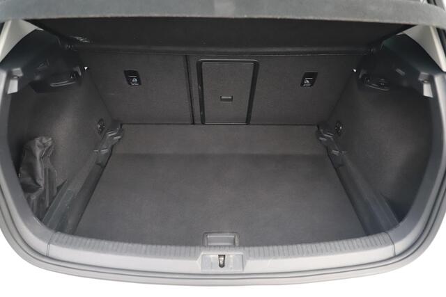 Volkswagen GOLF 1.2 TSI Connected Series R-Line 18 inch Zwarte Velgen Navigatie Carplay Android Clima Cruise Bluetooth Parkeersensor Stoelverwarming