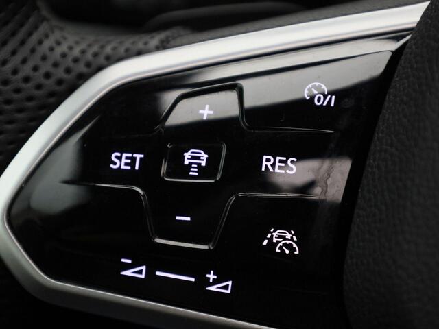 Volkswagen GOLF 1.5eTSI/150PK R-Line DSG · Panoramadak · Parkeersensoren · Stoel- & stuurverwarming