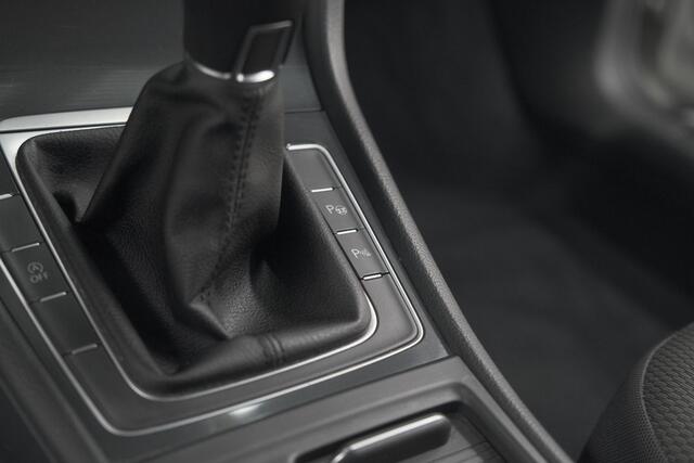 Volkswagen GOLF 1.0 TSI Highline | Adaptieve Cruise Control | Apple Carplay | Parkeersensoren | Stoelverwarming