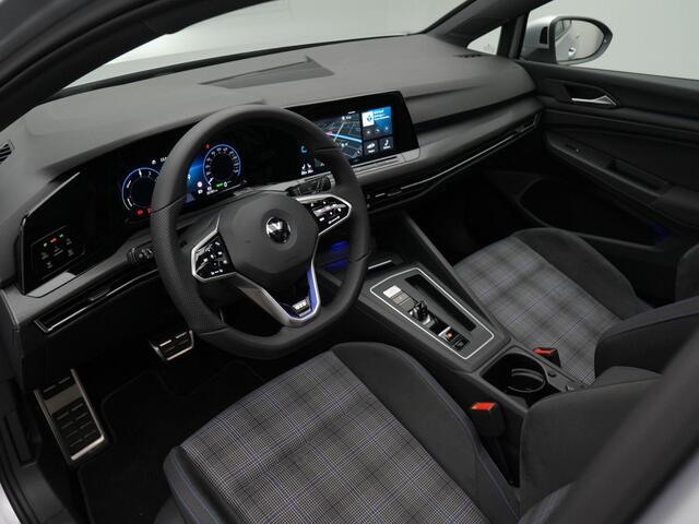 Volkswagen GOLF GTE 1.4 eHybrid 180 kW / 245 pk DSG | IQ Light | Panoramadak | Trekhaak | Stuur-/stoelverwarming | Achteruitrijcamera | Keyless | 18 inch