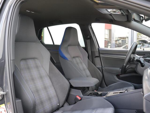 Volkswagen GOLF 1.4 eHybrid GTE Voorstoelen verwarmd | Trekhaak | Sensoren V&A | Verwarmd stuurwiel |