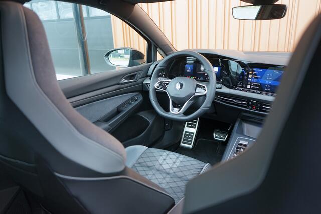 Volkswagen GOLF 1.5 eTSI R-Line Panodak IQ Light Camera Trekhaak DAB Carplay
