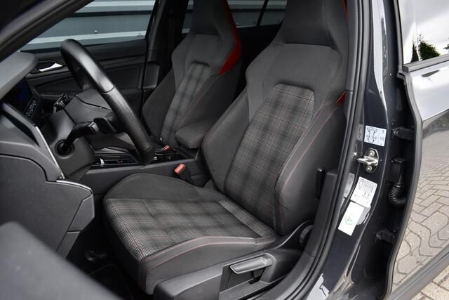 Volkswagen GOLF 2.0 TSI GTI | Panoramadak | ACC | Matrix-LED | Stoel + Stuurverwarming | CarPlay |