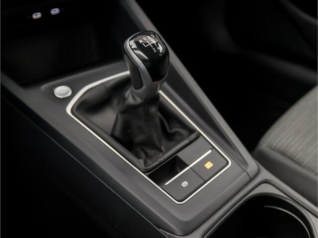 Volkswagen GOLF 1.0 TSI Sport (APPLE CARPLAY, NAVIGATIE, CLIMATE, LED KOPLAMPEN, SPORTSTOELEN, LM VELGEN, LANE ASSIST, NIEUWSTAAT)