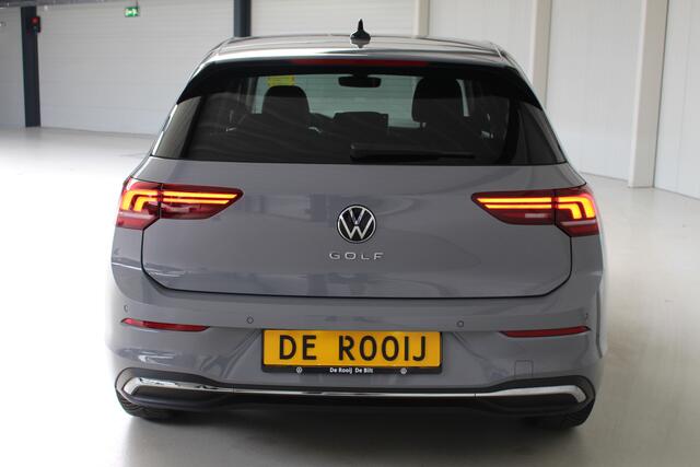 Volkswagen GOLF 1.5 TSI Life Navigatie | Dodehoekassistent | Trekhaak | Stoel- en Stuurverwarming |