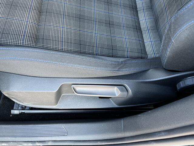Volkswagen GOLF 1.4 eHybrid GTE / AUTOMAAT/ ADAPT. CRUISE/ DIGITAL DASH/ 17" LMV/ NAVI/ APP-CONNECT/ RIJ-MODI/ PARK. SENSOREN/ DAB/ BLUETOOTH/ MATRIX