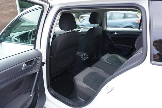 Volkswagen GOLF Variant 1.5 TSI Comfortline Business TREKHAAK MASSAGESTOEL NAVI CARPLAY