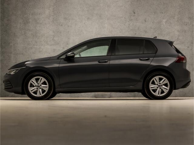 Volkswagen GOLF 1.0 eTSI Sport Automaat (APPLE CARPLAY, GROOT NAVI, STUUR/STOELVERWARMING, SFEERVERLICHTING, PARKEERSENSOREN, SPORTSTOELEN, GETINT GLAS, ADAPTIVE CRUISE, LED KOPLAMPEN, NIEUWSTAAT)