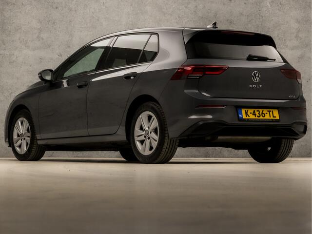 Volkswagen GOLF 1.0 eTSI Sport Automaat (APPLE CARPLAY, GROOT NAVI, STUUR/STOELVERWARMING, SFEERVERLICHTING, PARKEERSENSOREN, SPORTSTOELEN, GETINT GLAS, ADAPTIVE CRUISE, LED KOPLAMPEN, NIEUWSTAAT)