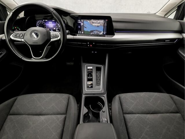 Volkswagen GOLF 1.0 eTSI Sport Automaat (APPLE CARPLAY, GROOT NAVI, STUUR/STOELVERWARMING, SFEERVERLICHTING, PARKEERSENSOREN, SPORTSTOELEN, GETINT GLAS, ADAPTIVE CRUISE, LED KOPLAMPEN, NIEUWSTAAT)