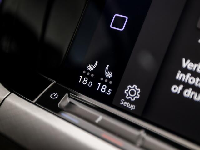 Volkswagen GOLF 1.0 eTSI Sport Automaat (APPLE CARPLAY, GROOT NAVI, STUUR/STOELVERWARMING, SFEERVERLICHTING, PARKEERSENSOREN, SPORTSTOELEN, GETINT GLAS, ADAPTIVE CRUISE, LED KOPLAMPEN, NIEUWSTAAT)