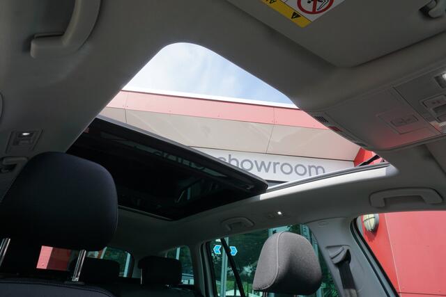Volkswagen GOLF Variant 1.5 TSI 150pk Highline | Panoramadak | ACC | Virtual Cockpit | Trekhaak | Origineel NL |