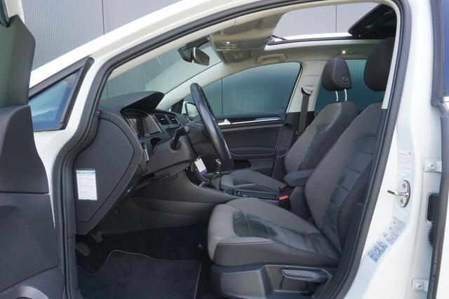 Volkswagen GOLF Variant 1.5 TSI 150pk Highline | Panoramadak | ACC | Virtual Cockpit | Trekhaak | Origineel NL |