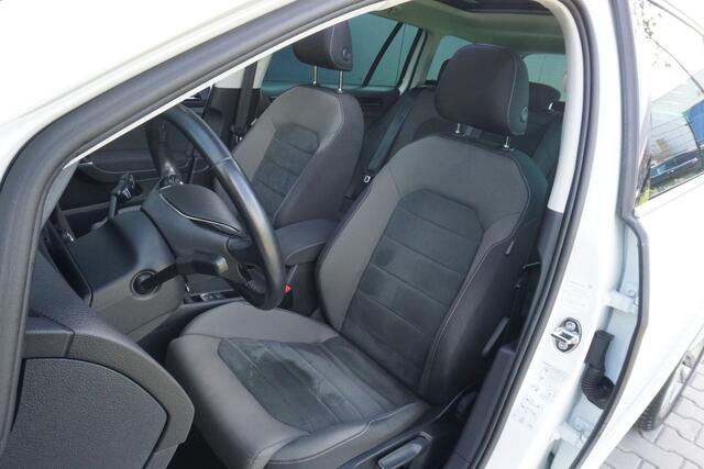 Volkswagen GOLF Variant 1.5 TSI 150pk Highline | Panoramadak | ACC | Virtual Cockpit | Trekhaak | Origineel NL |