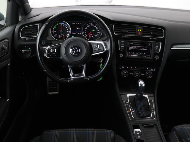Volkswagen GOLF 1.4 TSI GTE Connected Series | Stoelverwarming | Carplay | Full LED | Trekhaak | Navigatie | Sportstoelen | Side Assist | Parkeerhulp | Climate control