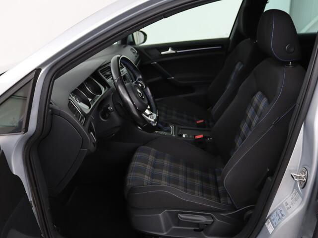 Volkswagen GOLF 1.4 TSI GTE Connected Series | Stoelverwarming | Carplay | Full LED | Trekhaak | Navigatie | Sportstoelen | Side Assist | Parkeerhulp | Climate control
