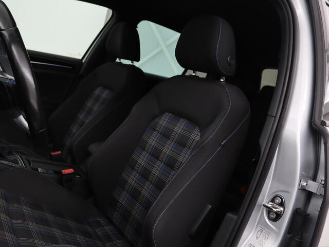 Volkswagen GOLF 1.4 TSI GTE Connected Series | Stoelverwarming | Carplay | Full LED | Trekhaak | Navigatie | Sportstoelen | Side Assist | Parkeerhulp | Climate control