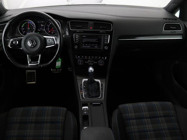 Volkswagen GOLF 1.4 TSI GTE Connected Series | Stoelverwarming | Carplay | Full LED | Trekhaak | Navigatie | Sportstoelen | Side Assist | Parkeerhulp | Climate control