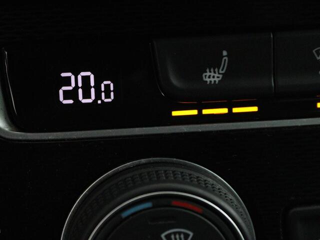 Volkswagen GOLF 1.4 TSI GTE Connected Series | Stoelverwarming | Carplay | Full LED | Trekhaak | Navigatie | Sportstoelen | Side Assist | Parkeerhulp | Climate control