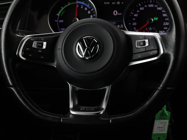 Volkswagen GOLF 1.4 TSI GTE Connected Series | Stoelverwarming | Carplay | Full LED | Trekhaak | Navigatie | Sportstoelen | Side Assist | Parkeerhulp | Climate control