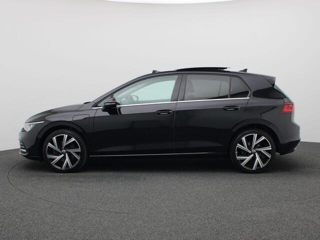 Volkswagen GOLF 1.4 eHybrid Style 204 PK DSG Matrix LED, Panoramadak, Achteruitrijcamera, Side Assist, Stoelverwarming, 18" LM Velgen Bergamo