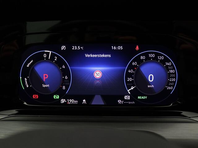 Volkswagen GOLF 1.4 eHybrid Style 204 PK DSG Matrix LED, Panoramadak, Achteruitrijcamera, Side Assist, Stoelverwarming, 18" LM Velgen Bergamo