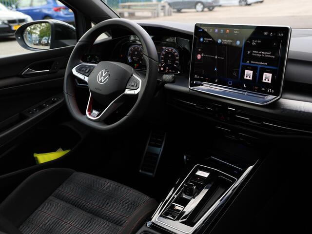 Volkswagen GOLF 2.0 TSI GTI 265 pk DSG | Panoramadak | Camera | Stoel- en stuurverwarming | Black Style | LED Plus | Spiegelpakket |19 inch Estoril