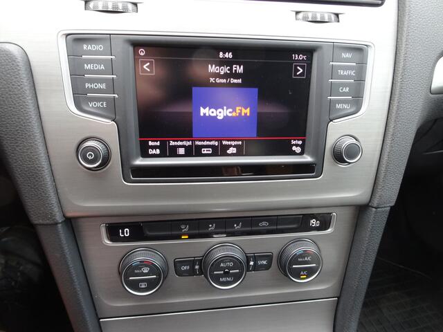 Volkswagen GOLF Variant 1.0 TSI Connected Series Automatische airco, licht metalen velgen, navigatie, cruise controle, parkeersensoren voor en achter, achteruitrijcamera, enz.