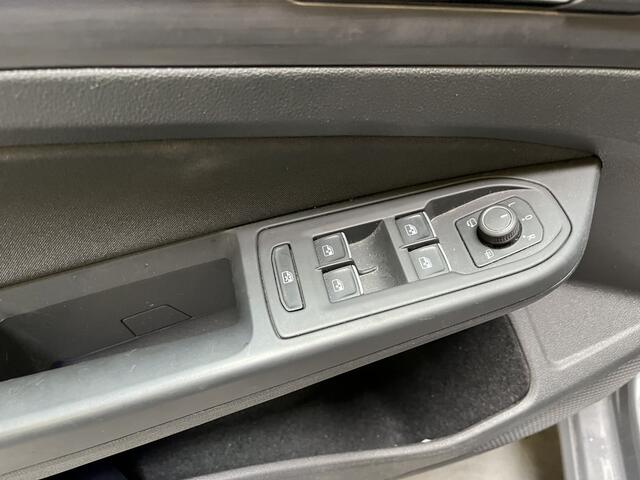 Volkswagen GOLF 1.5 eTSI Style / AUTOMAAT/ APP-CONNECT/ PARK. SENSOREN + CAMERA/ DIGITAL DASH/ ELEKTR. STOEL/ ADAPT. CRUISE/ 17" LMV/ NAVI/ RIJ-MODI/ 3-ZONE CLIMA/ MATRIX