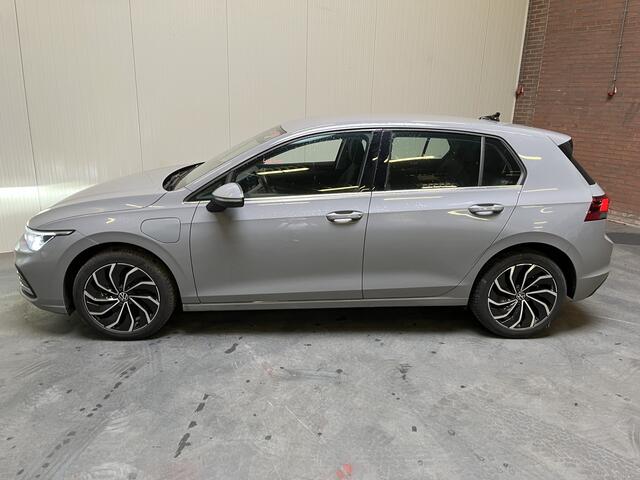 Volkswagen GOLF 1.4 eHybrid Style / AUTOMAAT/ 204 PK/ STUUR+STOEL VERWARM./ MASSAGE FUNCTIE/ PARK. SENSOREN V+A/ APP-CONNECT/ MEMORY SEAT/ KEYLESS/ DIGITAL DASH/ NAVI/ ACC/ DCC/ DAB/ CLIMA/ LED/ ISOFIX/ 17'' LMV