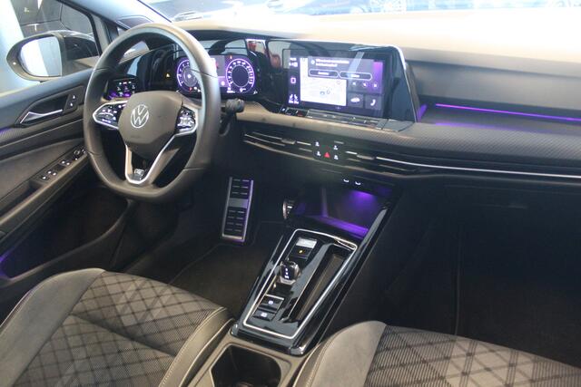 Volkswagen GOLF 1.5 eTSI 2x R-Line Business AUTOMAAT/Panoramadak/Navigatie/Sfeerverlichting/Adaptive cruise control/Climate control/Stuurverwarming/Stoelverwarming/Achteruitrijcamera/Parkeersensoren rondom/Keyless/Apple carplay/LED koplampen/18'' Lichtmetalen velgen.