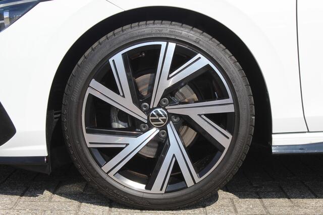 Volkswagen GOLF 1.5 eTSI 2x R-Line Business AUTOMAAT/Panoramadak/Navigatie/Sfeerverlichting/Adaptive cruise control/Climate control/Stuurverwarming/Stoelverwarming/Achteruitrijcamera/Parkeersensoren rondom/Keyless/Apple carplay/LED koplampen/18'' Lichtmetalen velgen.
