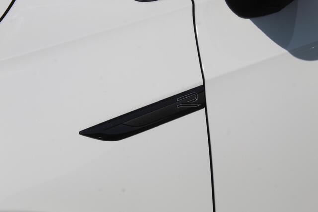 Volkswagen GOLF 1.5 eTSI 2x R-Line Business AUTOMAAT/Panoramadak/Navigatie/Sfeerverlichting/Adaptive cruise control/Climate control/Stuurverwarming/Stoelverwarming/Achteruitrijcamera/Parkeersensoren rondom/Keyless/Apple carplay/LED koplampen/18'' Lichtmetalen velgen.